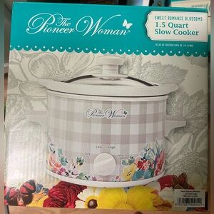 New in Box Pioneer Woman Floral Slow Cooker - White and Multicolor